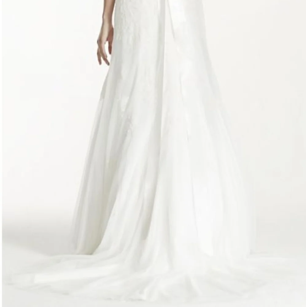 David's Bridal Cap Sleeve Lace Wedding Dress With Keyhole Back - Picture 6 of 6
